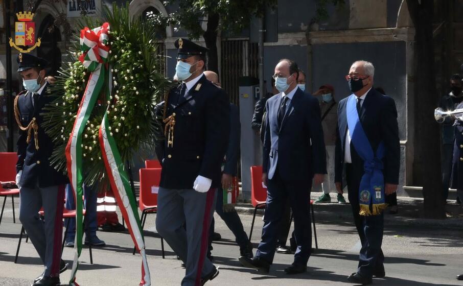 la deposizione della corona d alloro ai caduti in guerra (foto polizia)
