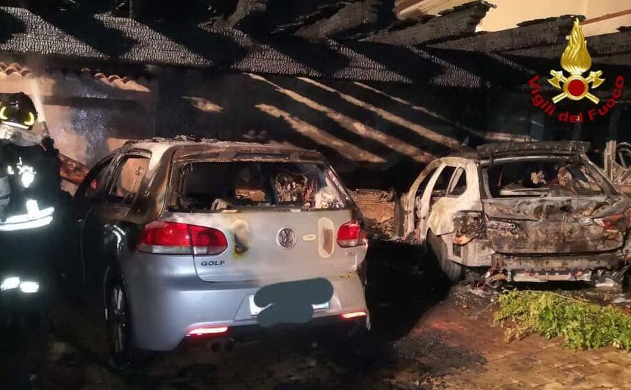 le auto incendiate (foto vigili del fuoco)