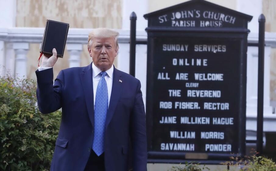 trump mostra la bibbia (ansa)