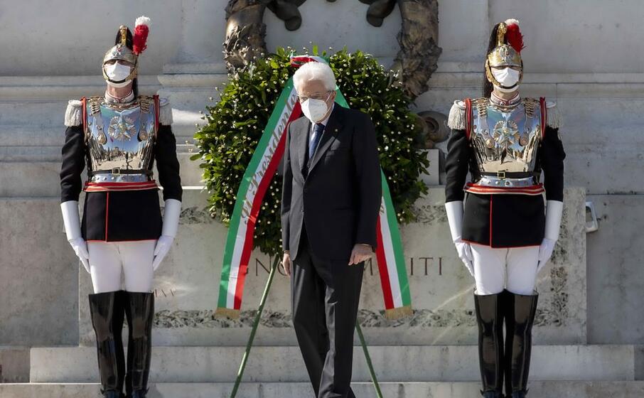 tutti con la mascherina