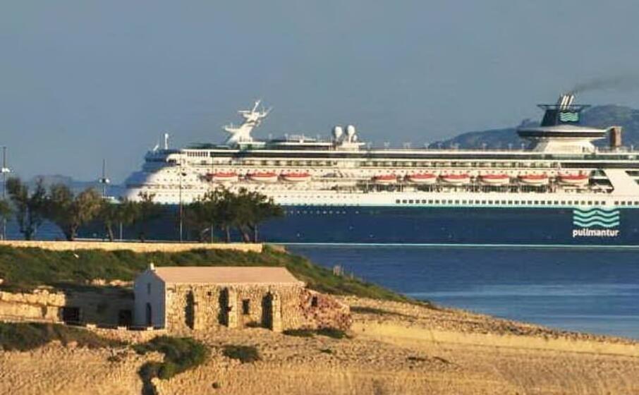 una nave da crociera a porto torres (l unione sarda pala)