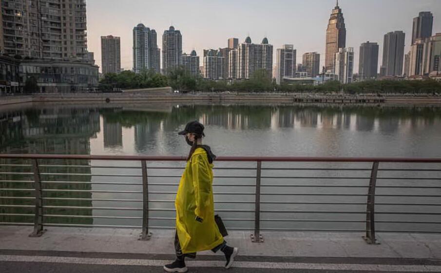 una ragazza passeggia nel capoluogo dell hubei (ansa)