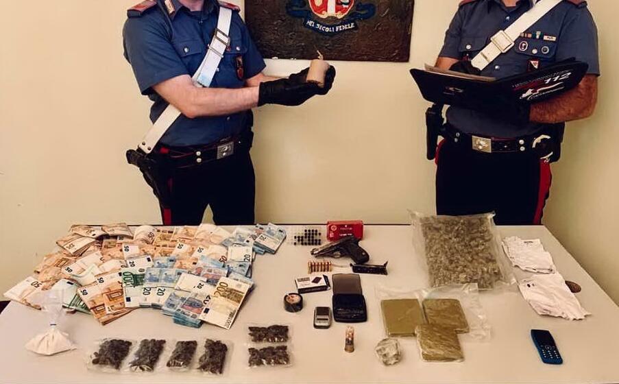 il materiale posto sotto sequestro (foto carabinieri di sassari)