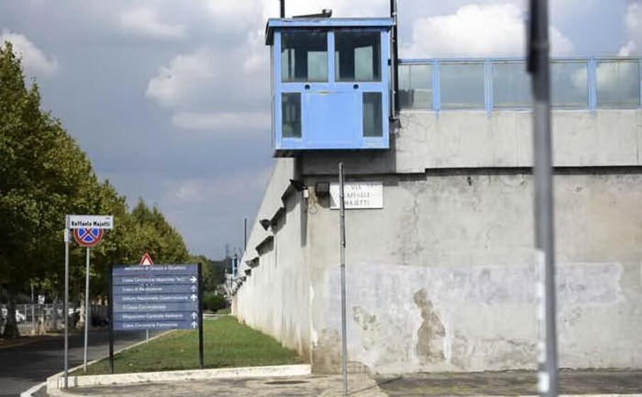 il muro di cinta del carcere di rebibbia (ansa)