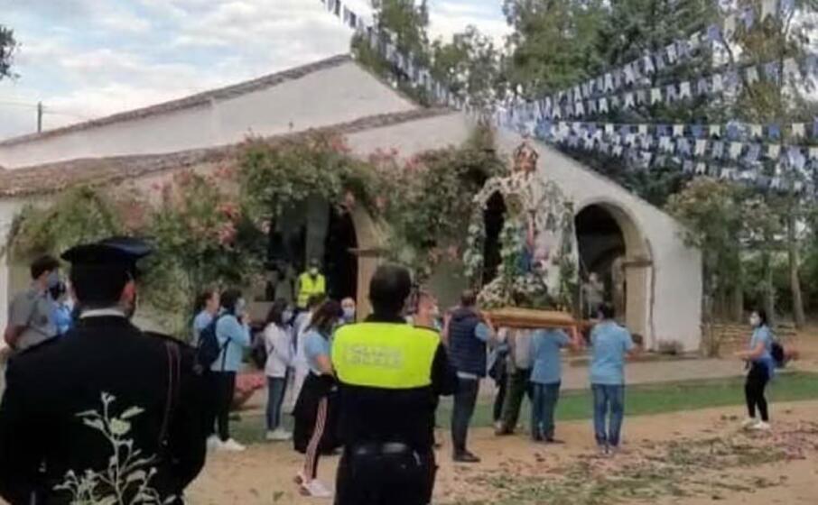 l arrivo della madonna d itria nella chiesa campestre (foto l unione sarda)