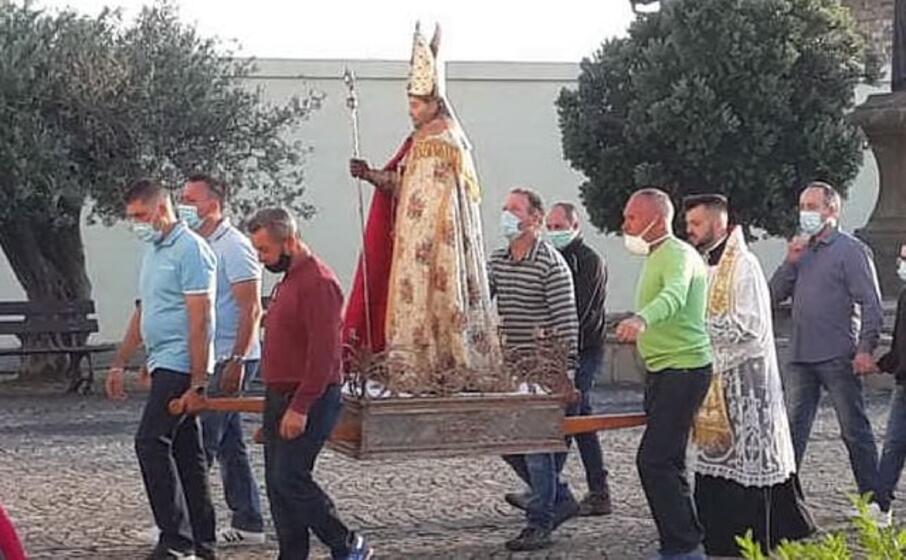 la processione (foto l unione sarda)
