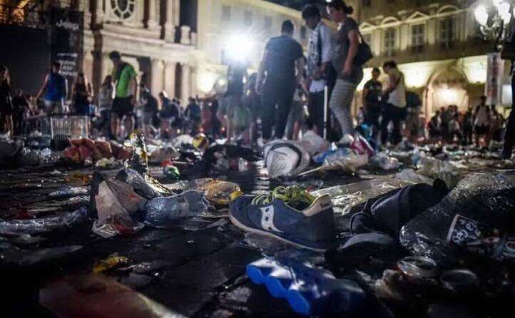 nella calca restano ferite pi di 1 500 persone