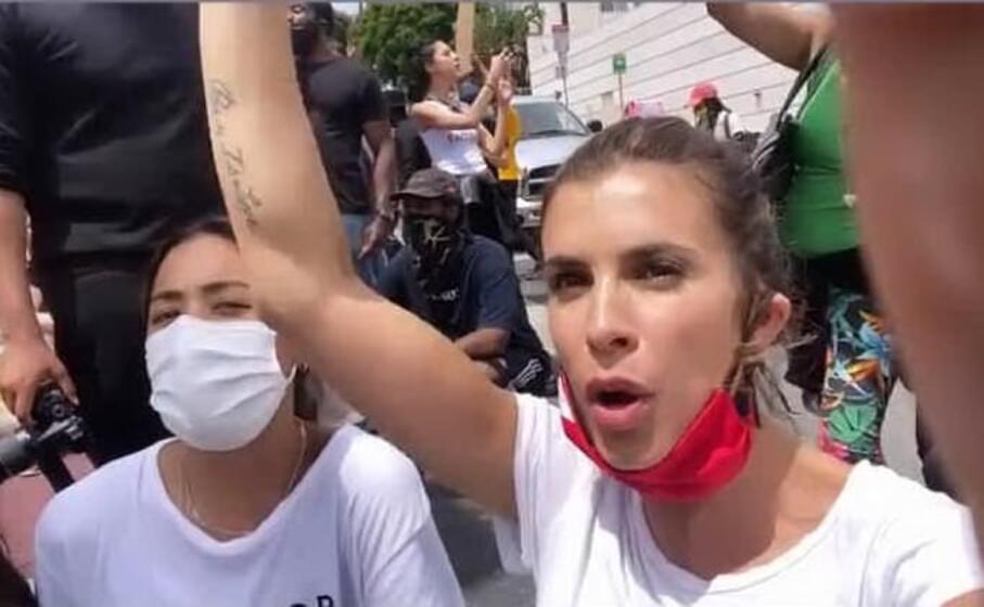 elisabetta canalis durante le proteste a los angeles (da instagram)