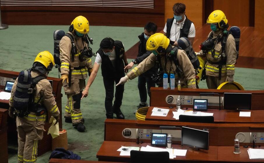 hong kong l intervento dei vigili del fuoco in parlamento (foto ansa epa)