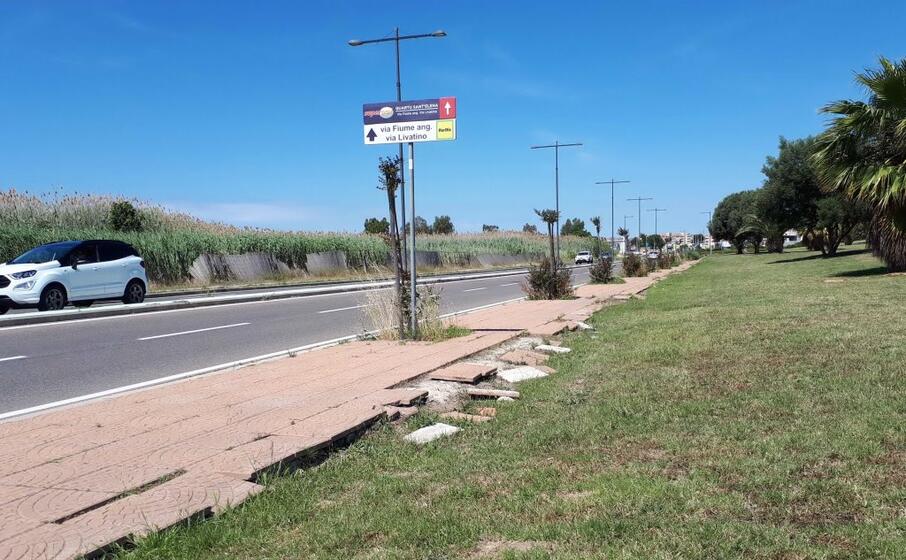 il marciapiede divelto (foto l unione sarda daga)
