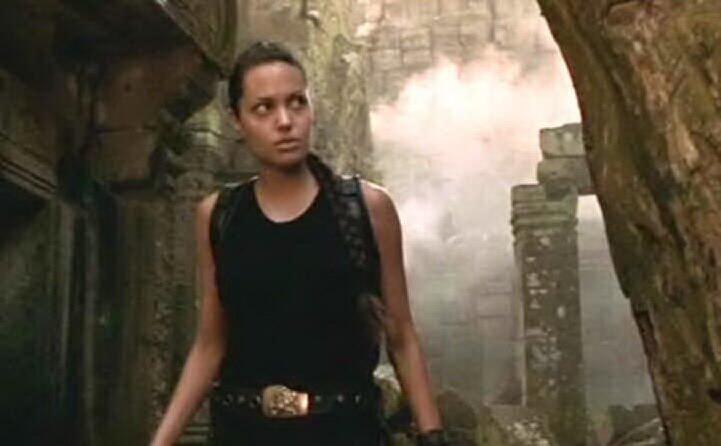 l attrice nei panni di lara croft