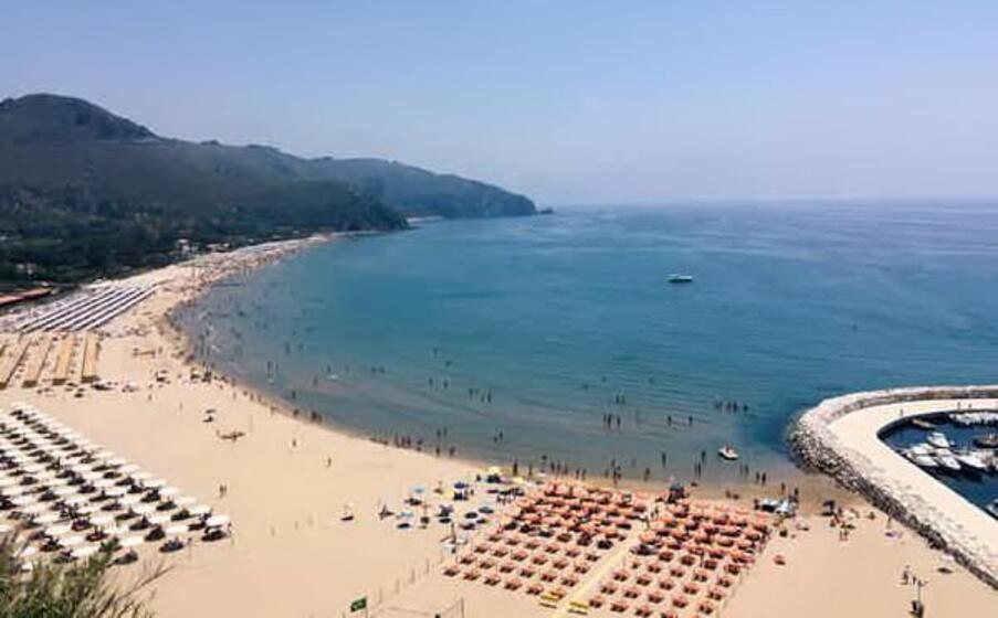 la spiaggia di sperlonga (ansa)