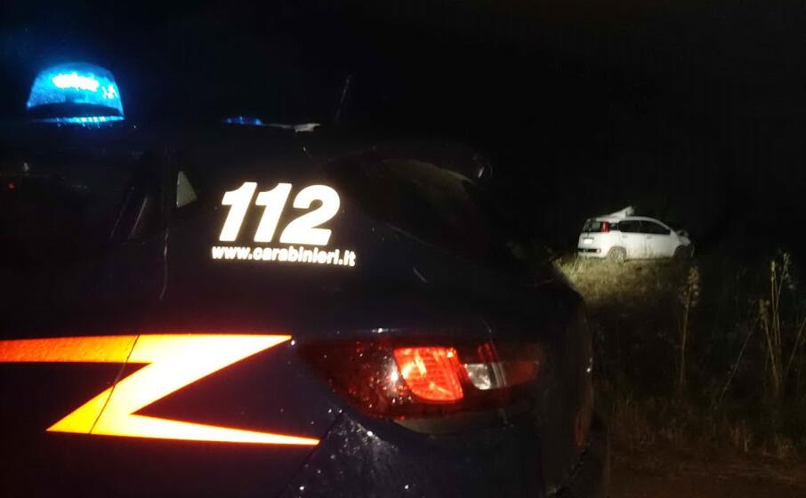i carabinieri e l auto finita fuori strada (foto antonio pintori)