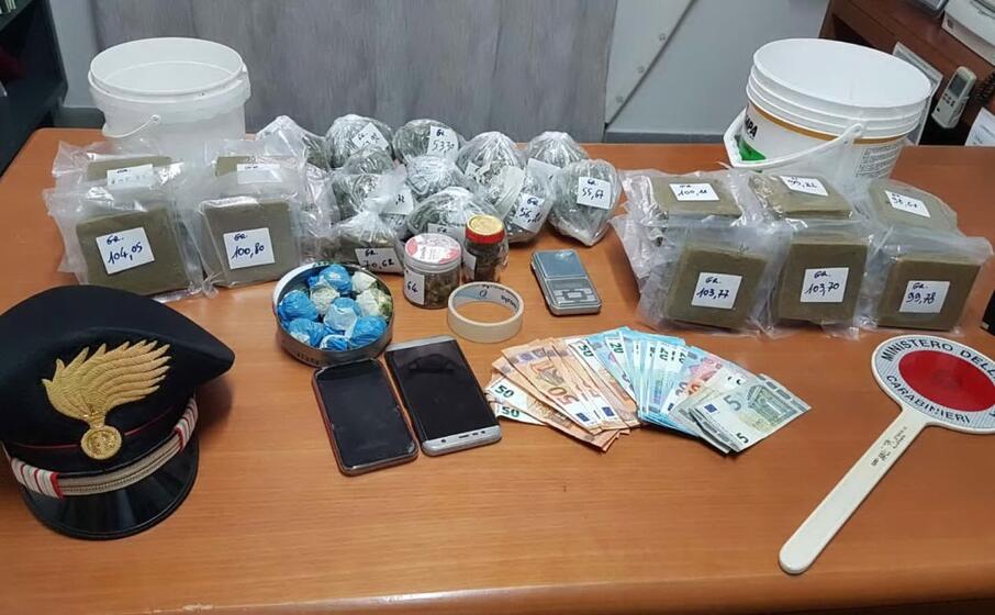 il materiale sequestrato (foto carabinieri)