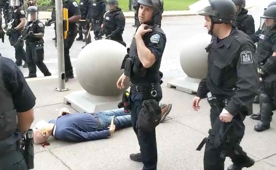 l uomo gettato a terra dagli agenti (foto twitter)