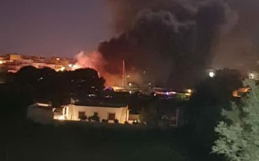 i roghi hanno generato alte colonne di fumo (ansa)
