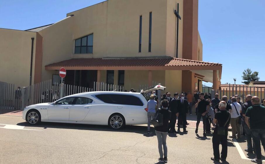 l uscita del feretro dalla chiesa di frutti d oro (foto murgana)