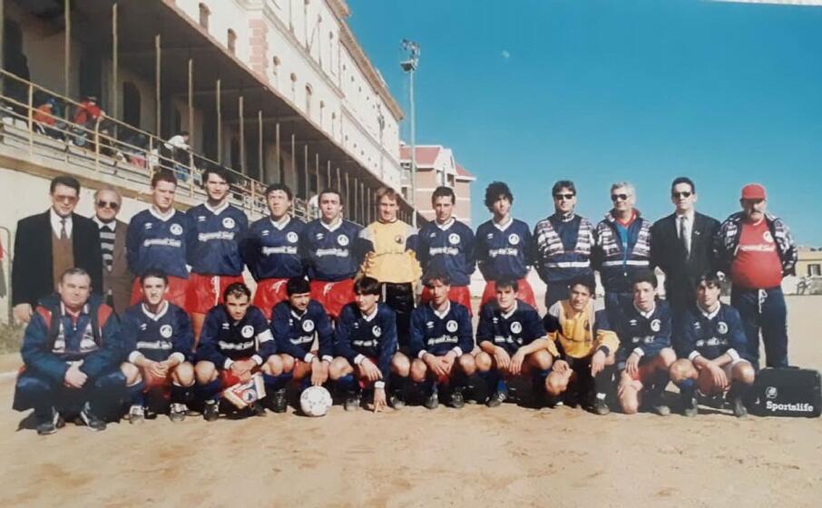 la squadra maddalena a inizio anni 90 guido pocobelli il terzo in alto da destra (foto concessa dalla famiglia)