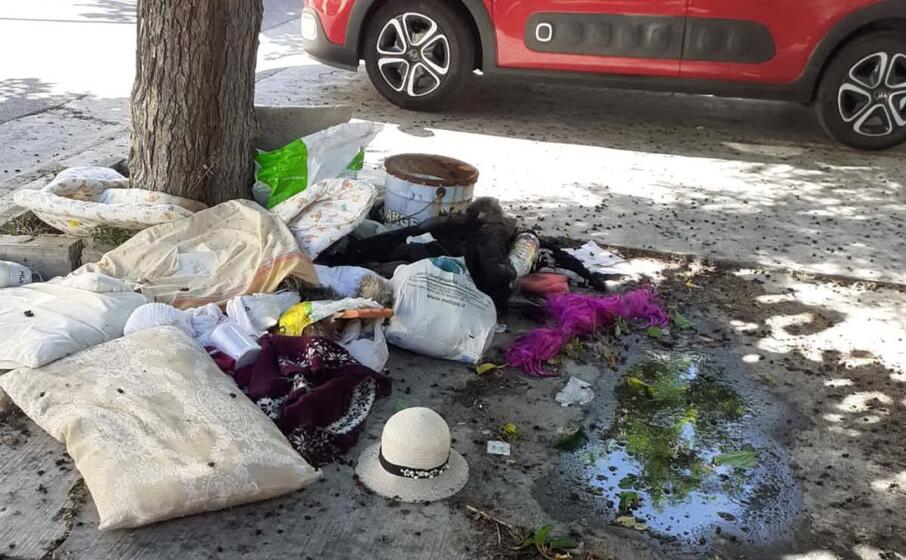 rifiuti e liquami davanti al cimitero (foto l unione sarda daga)