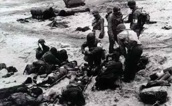 soldati vivi morti e feriti sulla spiaggia