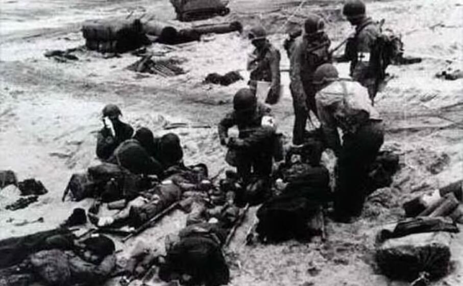 soldati vivi morti e feriti sulla spiaggia
