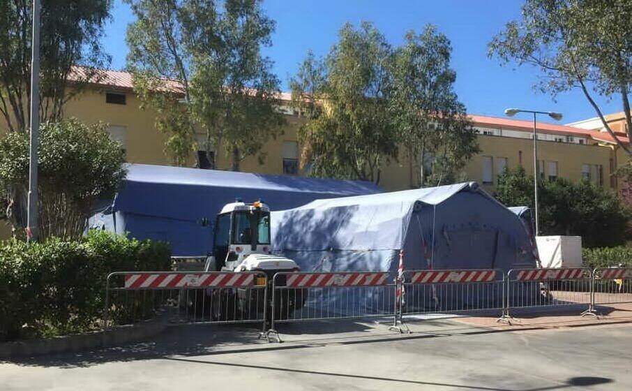 tende per il pre triage anti covid davanti al santissima trinit di cagliari (archivio l unione sarda)