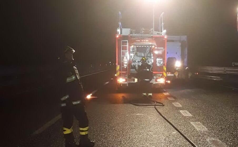 una squadra dei vigili del fuoco di oristano (foto sanna)