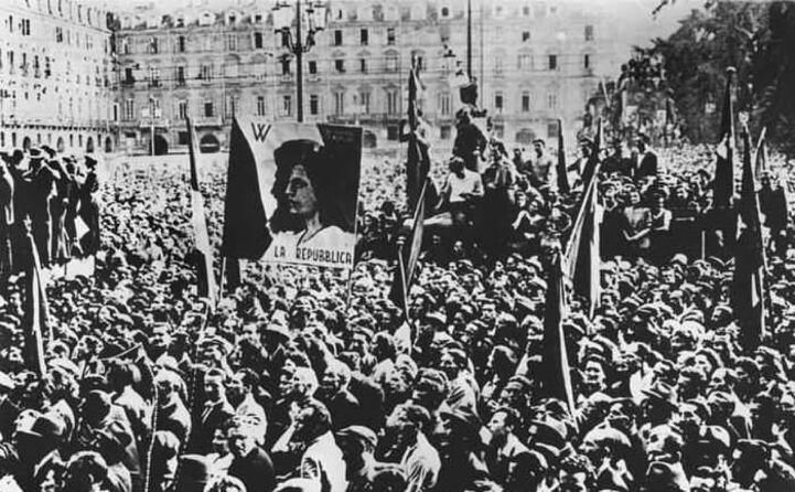 una manifestazione a favore della repubblica a torino