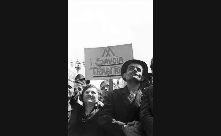una manifestazione anti monarchica a milano