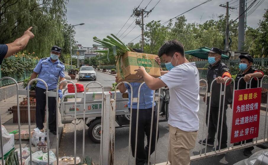 cos arriva il cibo nei quartieri messi in lockdown dalle autorit
