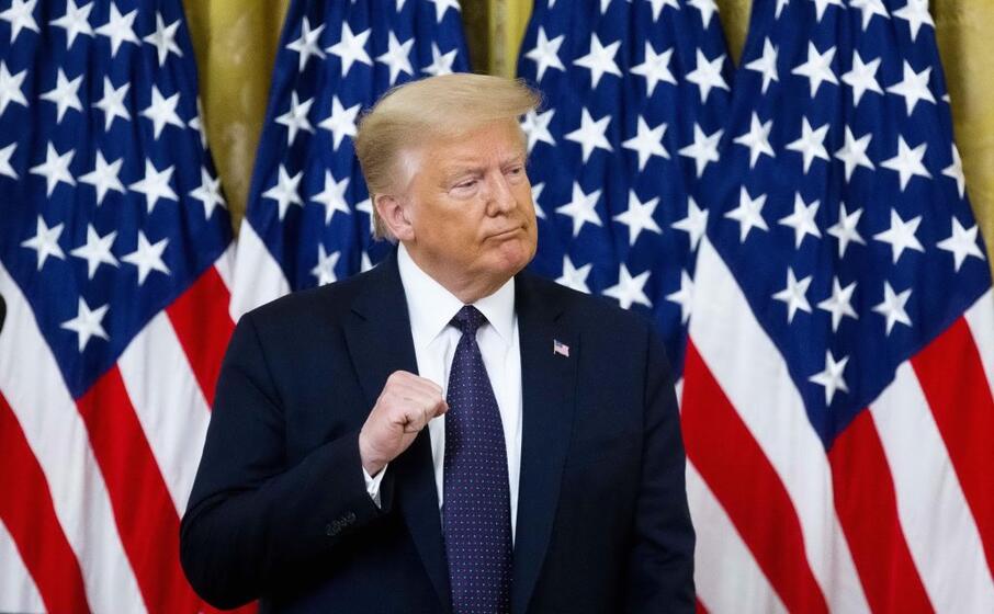 Caos Trump, chiede blocco del libro di Bolton: poi lancia il vaccino Caos Trump, chiede blocco del libro di Bolton: poi lancia il vaccino