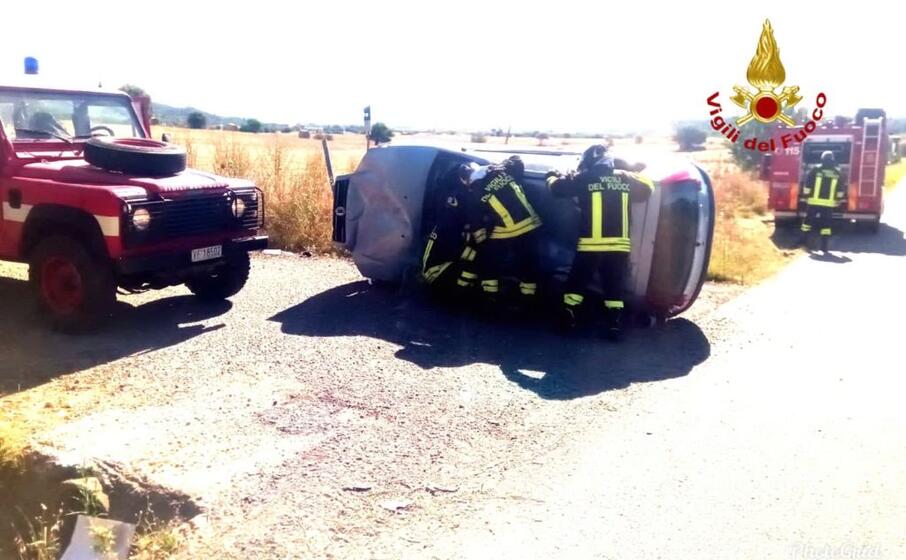 il conducente stato estratto dalla macchina dai vigili del fuoco (foto vvf)