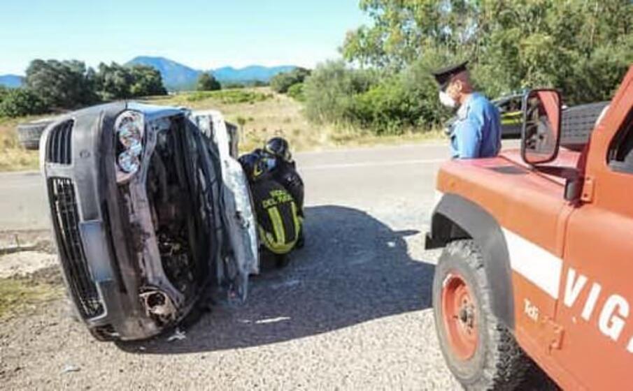 sul posto anche i carabinieri (foto l unione sarda cucca)