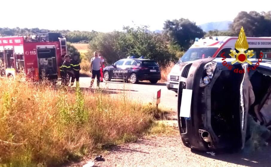 un auto finita fuori strada (foto vvf)