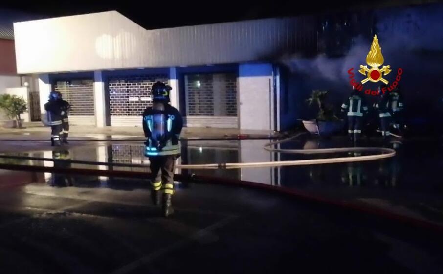 i vigili del fuoco hanno lavorato tutta la notte