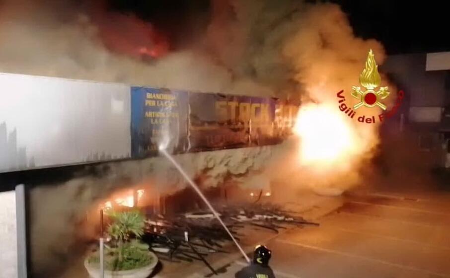 incendio in un capannone in viale elmas