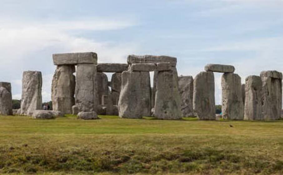 Stonehenge: scoperto anello di monoliti risalenti a 4mila anni fa Stonehenge: scoperto anello di monoliti risalenti a 4mila anni fa