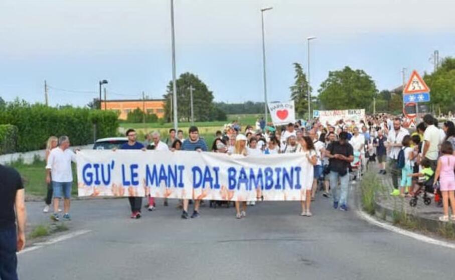 una manifestazione dopo lo scandalo scoppiato a bibbiano (archivio l unione sarda)