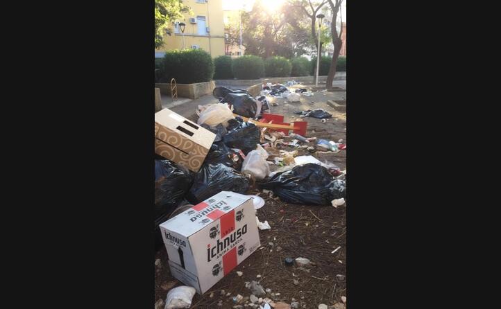 i rifiuti in piazza medaglia miracolosa 15 a cagliari foto inviata da un lettore (23 06 2020)