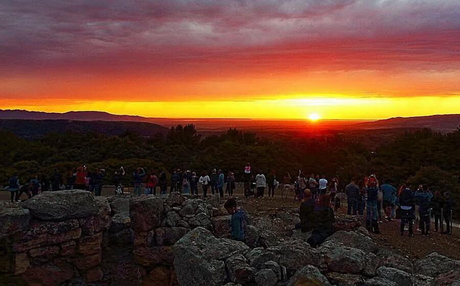 il solstizio d estate al tramonto nel nuraghe genna maria di villanovaforru (foto a pintori)