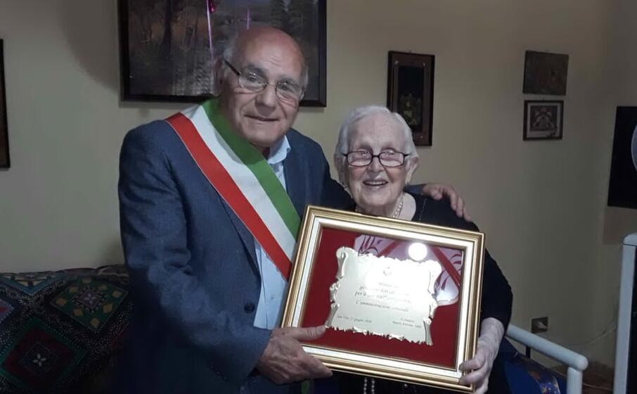 il sindaco insieme alla centenaria (foto serreli)