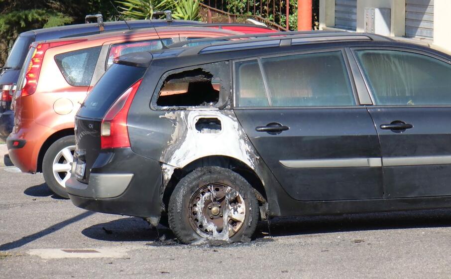 l auto incendiata (l unione sarda)