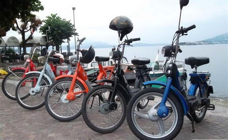 alcuni vecchi ciao piaggio (ansa)
