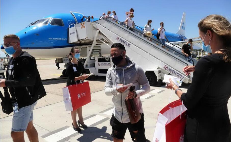 i doni per i passeggeri (foto ufficio stampa sogaer)