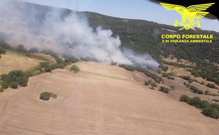 il fumo nato dall incendio a cossoine