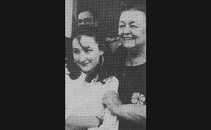 una delle prime foto di esteranne dopo la liberazione insieme alla nonna