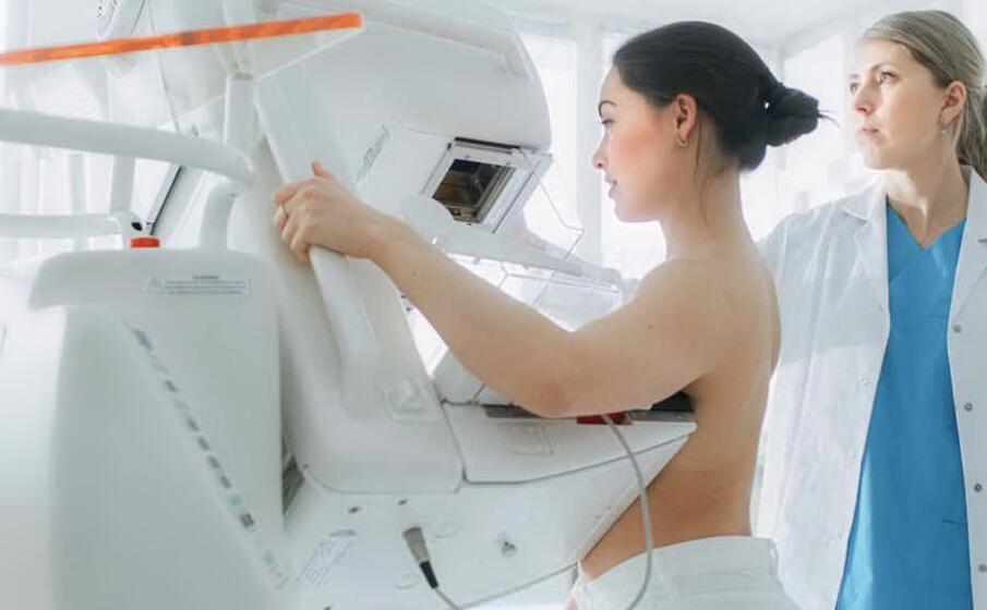 una donne mentre effettua una mammografia (archivio u s )