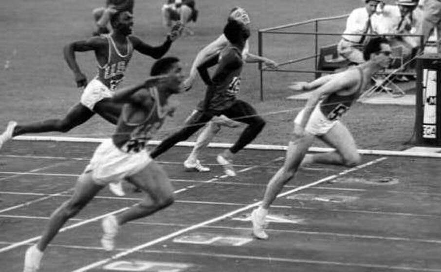 la foto del trionfo olimpico di livio berruti (archivio l unione sarda)