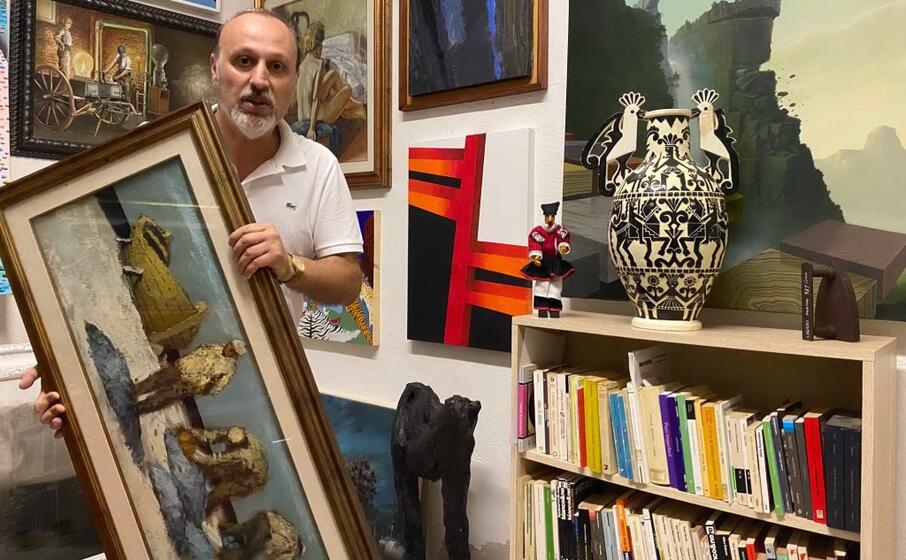 antonello carboni nel suo studio (foto raggio)