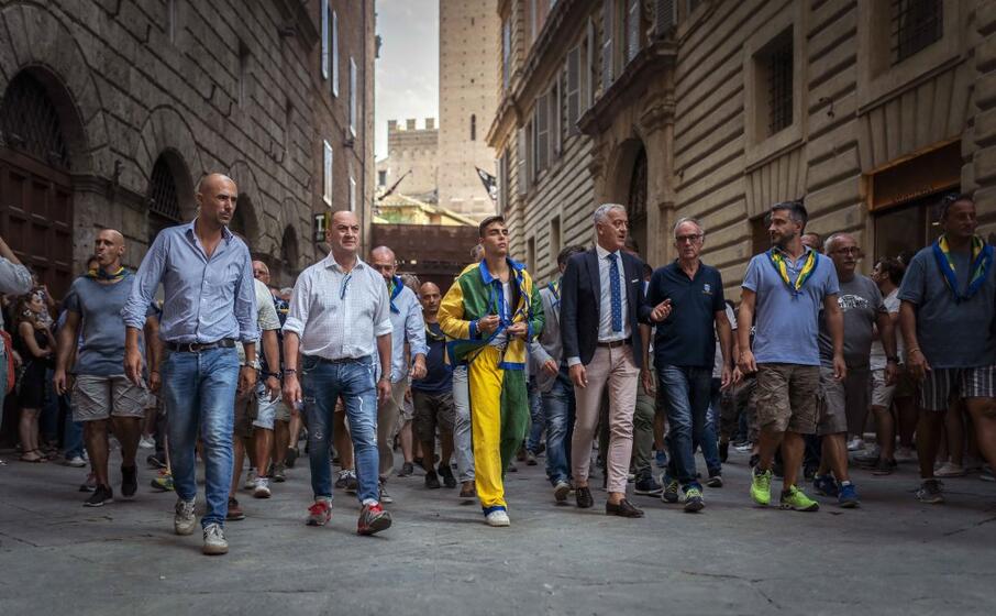 antonio mula accompagnato dai contradaioli del bruco (l unione sarda cheli)